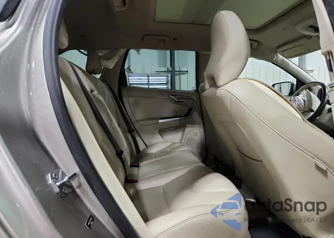 2015 Volvo Xc60 T6 Platinum z USA, uszkodzony, nr VIN YV4902RM5F2641146